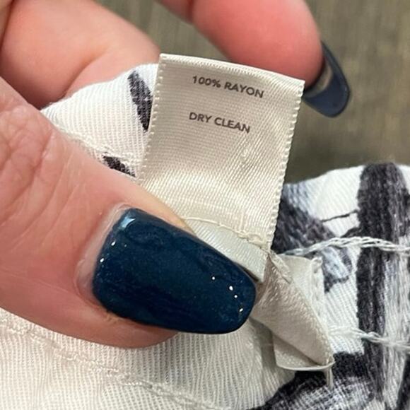 LOFT Womens Tropical Floral Print Shorts Elastic Waist Rayon Black White Size 8 - Picture 3 of 4